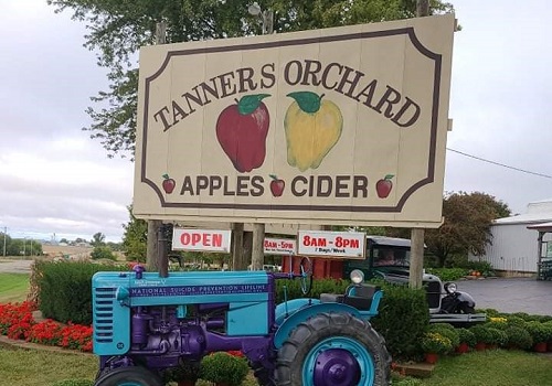 Apple Picking Ottawa IL 1 The sign to Tanners Orchard, where guests can go for Apple Picking near Ottawa IL